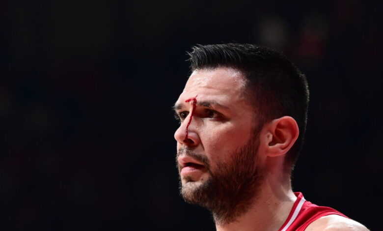 Ο-Κώστας-Παπανικολάου-αποχώρησε-με-αίματα-στο-πρόσωπο-από-το-Ολυμπιακός-–-Βιλερμπάν