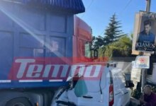 Πάτρα:-Νταλίκα-διέλυσε-βανάκι-και-το-«στρίμωξε»-πάνω-σε-μάντρα