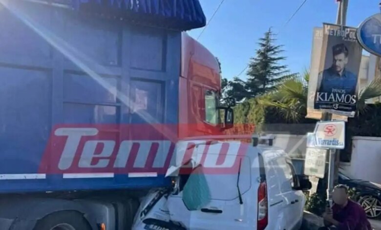 Πάτρα:-Νταλίκα-διέλυσε-βανάκι-και-το-«στρίμωξε»-πάνω-σε-μάντρα