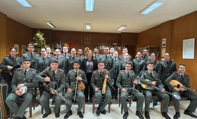 Τρίκαλα:-Τα-κάλαντα-της-ΣΜΥ-στη-Χρύσα-Ντιντή