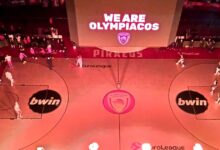 Πρόταση-γάμου-στο-ΣΕΦ-κατά-τη-διάρκεια-του-Ολυμπιακός-–-Βιλερμπάν