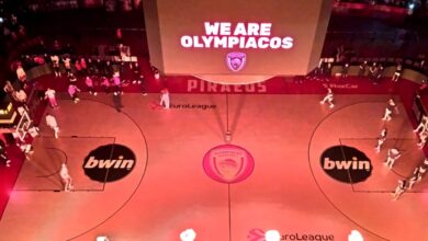 Πρόταση-γάμου-στο-ΣΕΦ-κατά-τη-διάρκεια-του-Ολυμπιακός-–-Βιλερμπάν