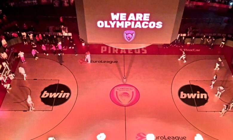 Πρόταση-γάμου-στο-ΣΕΦ-κατά-τη-διάρκεια-του-Ολυμπιακός-–-Βιλερμπάν