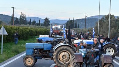 Οι-αγρότες-ενισχύουν-τα-μπλόκα-τους-και-ανοίγουν-από-σήμερα-τα-διόδια-για-να-περνούν-οι-εκδρομείς-των-Χριστουγέννων
