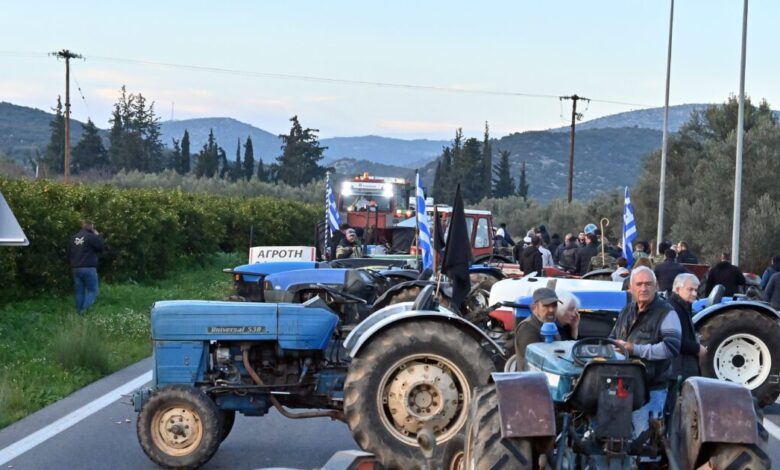 Οι-αγρότες-ενισχύουν-τα-μπλόκα-τους-και-ανοίγουν-από-σήμερα-τα-διόδια-για-να-περνούν-οι-εκδρομείς-των-Χριστουγέννων