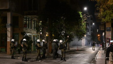 Επεισόδια-στα-Εξάρχεια:-Επίθεση-με-«βροχή»-μολότοφ-σε-διμοιρία-ΜΑΤ-–-Έβαλαν-φωτιές-και-σε-κάδους