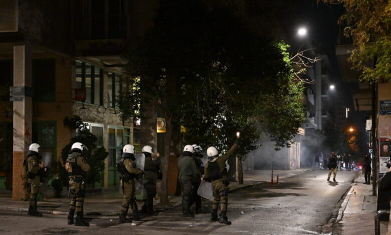 Επεισόδια-στα-Εξάρχεια:-Επίθεση-με-«βροχή»-μολότοφ-σε-διμοιρία-ΜΑΤ-–-Έβαλαν-φωτιές-και-σε-κάδους