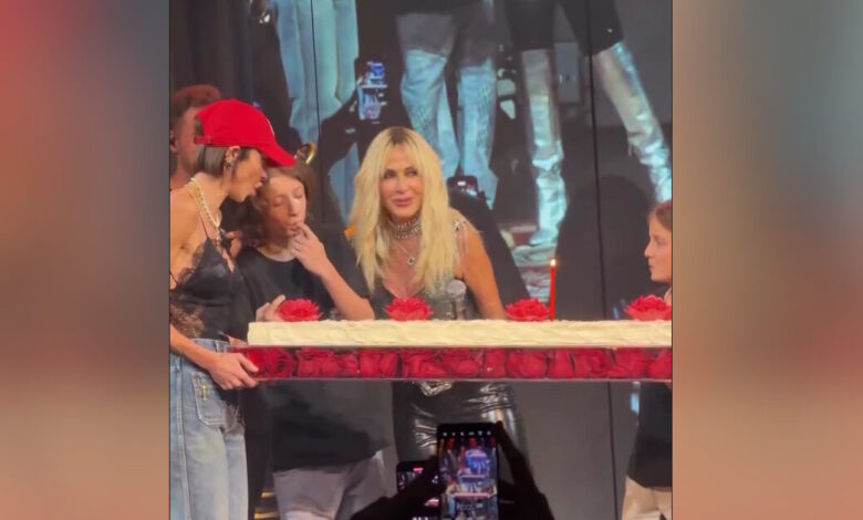 Η-Άννα-Βίσση-γιόρτασε-τα-γενέθλια-της-στην-πίστα:-Η-έκπληξη-της-Σοφίας-Καρβέλα-και-το-τρυφερό-φιλί-τους