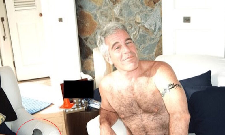 Νέες-φωτογραφίες-με-τον-Τζέφρι-Έπσταϊν-και-τους-διάσημους-«φίλους»-του:-Το-παιδικό-πόδι-και-το-τζακούζι-με-τον-Κλίντον