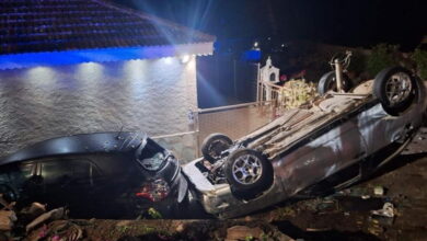 Αδιανόητο-τροχαίο-στο-Αγρίνιο:-Αυτοκίνητο-τούμπαρε-και-προσγειώθηκε-σε-αυλή-σπιτιού