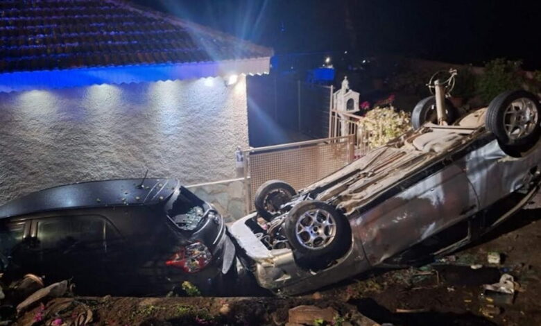 Αδιανόητο-τροχαίο-στο-Αγρίνιο:-Αυτοκίνητο-τούμπαρε-και-προσγειώθηκε-σε-αυλή-σπιτιού