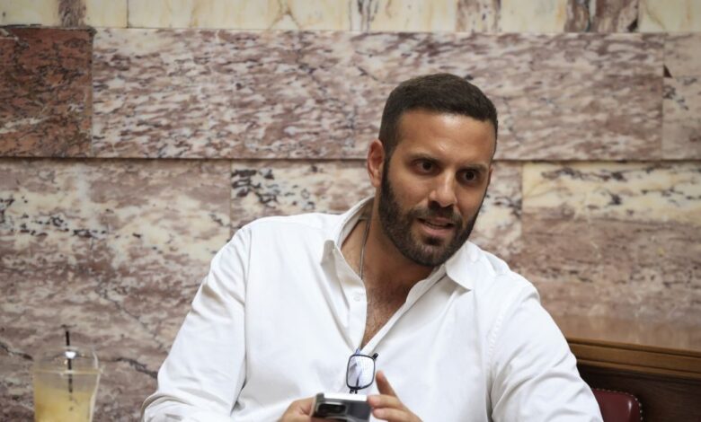 Νίκος-Παππάς:-Από-τις-ύβρεις-και-τα-ηχητικά-στη-χειροδικία-–-Το-χρονικό-των-προκλήσεων-του-ευρωβουλευτή-του-ΣΥΡΙΖΑ