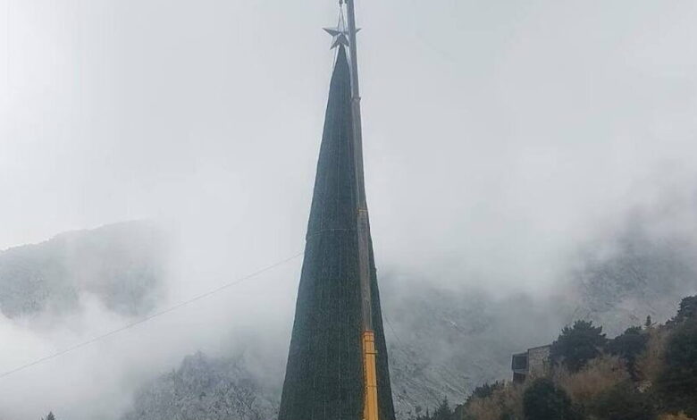 Χανιά:-Το-μεγαλύτερο-χριστουγεννιάτικο-δέντρο-της-Ευρώπης-είναι-γεγονός-και-θα-φωταγωγηθεί-έξω-από-το-φαράγγι-της-Σαμαριάς