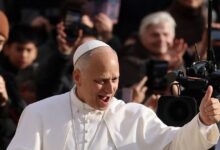 Ο-Πάπας-Λέων-στις-αυπνίες-του-μαθαίνει-γερμανικά-με-εφαρμογή-και-παίζει-επιτραπέζια-στο-κινητό-του