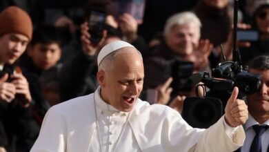 Ο-Πάπας-Λέων-στις-αυπνίες-του-μαθαίνει-γερμανικά-με-εφαρμογή-και-παίζει-επιτραπέζια-στο-κινητό-του