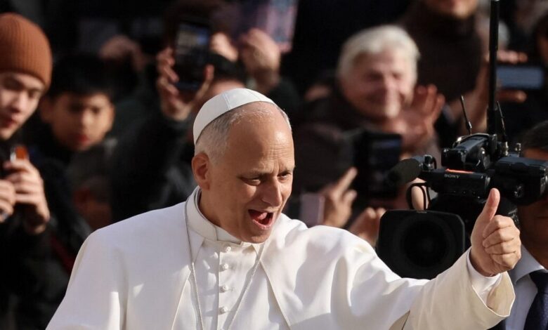 Ο-Πάπας-Λέων-στις-αυπνίες-του-μαθαίνει-γερμανικά-με-εφαρμογή-και-παίζει-επιτραπέζια-στο-κινητό-του