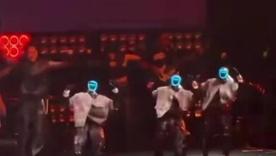 Κίνα:-viral-βίντεο-δείχνει-ρομπότ-να-γίνονται-χορευτές-σε-συναυλία-–-«Εντυπωσιακό»-σχολίασε-ο-Έλον-Μασκ