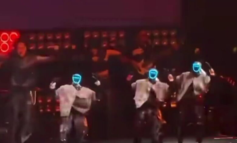 Κίνα:-viral-βίντεο-δείχνει-ρομπότ-να-γίνονται-χορευτές-σε-συναυλία-–-«Εντυπωσιακό»-σχολίασε-ο-Έλον-Μασκ