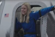 Ιστορική-εκτόξευση-πυραύλου-στις-ΗΠΑ:-Ο-πρώτος-άνθρωπος-σε-αναπηρικό-αμαξίδιο-ταξίδεψε-στο-διάστημα