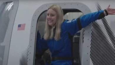 Ιστορική-εκτόξευση-πυραύλου-στις-ΗΠΑ:-Ο-πρώτος-άνθρωπος-σε-αναπηρικό-αμαξίδιο-ταξίδεψε-στο-διάστημα