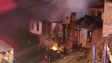 Φωτιά-στο-Ανήλιο-Μετσόβου:-Κάηκαν-δυο-σπίτια,-απεγκλωβίστηκε-μια-ηλικιωμένη