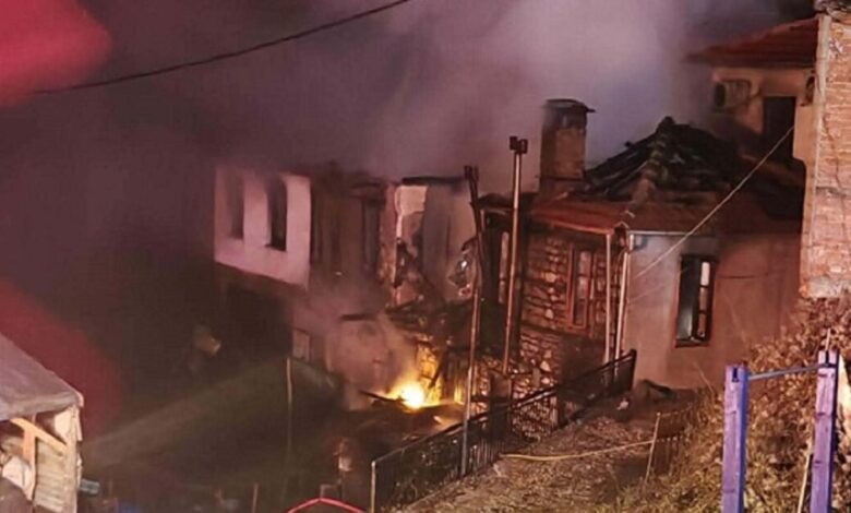 Φωτιά-στο-Ανήλιο-Μετσόβου:-Κάηκαν-δυο-σπίτια,-απεγκλωβίστηκε-μια-ηλικιωμένη