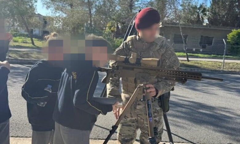 Κατεχόμενα:-Σάλος-με-την-επίσκεψη-μαθητών-σε-στρατόπεδο-στη-Λευκωσία-–-Φωτογραφήθηκαν-κρατώντας-όπλα