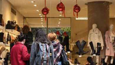 Εορταστικό-ωράριο-με-ανοιχτά-μαγαζιά-σήμερα-Κυριακή-–-Τι-ώρα-κλείνουν-τα-καταστήματα