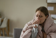 Εποχική-γρίπη:-«Καμπανάκι»-για-την-εκτόξευση-των-κρουσμάτων-κατά-τις-γιορτές-–-Πώς-μεταδίδεται,-τι-να-προσέχετε