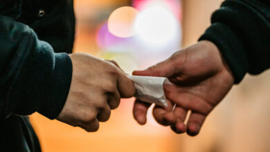 Πώς-τα-ανήλικα-βαποράκια-πουλούσαν-ναρκωτικά-στο-σχολείο:-Οι-απειλές,-τα-βασανιστήρια-και-οι-νέοι-αποκαλυπτικοί-διάλογοι