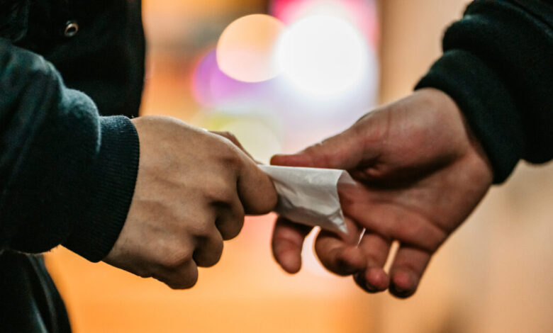 Πώς-τα-ανήλικα-βαποράκια-πουλούσαν-ναρκωτικά-στο-σχολείο:-Οι-απειλές,-τα-βασανιστήρια-και-οι-νέοι-αποκαλυπτικοί-διάλογοι