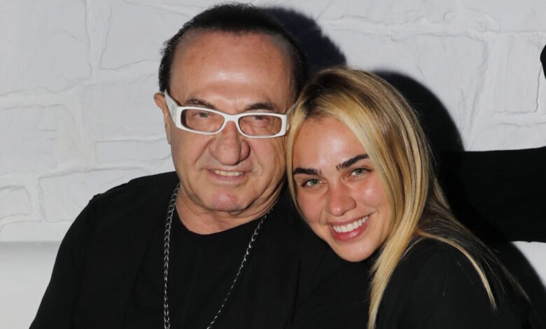 Λευτέρης-Πανταζής-–-Κόνι-Μεταξά:-Βίντεο-από-το-νοσοκομείο-ενώ-παρακολουθούν-τη-συναυλία-της-Άννας-Βίσση