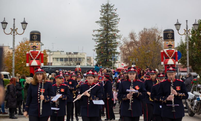 Ο-καιρός-φρενάρει-τη-χριστουγεννιάτικη-παρέλαση-των-Τρικάλων