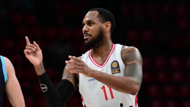 Ο-Μόντε-Μόρις-έκανε-ντεμπούτο-με-τη-φανέλα-του-Ολυμπιακού-και-αποθεώθηκε