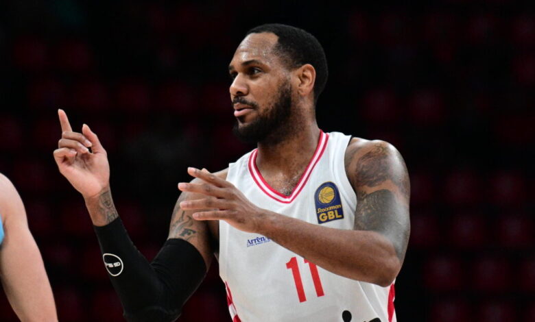 Ο-Μόντε-Μόρις-έκανε-ντεμπούτο-με-τη-φανέλα-του-Ολυμπιακού-και-αποθεώθηκε