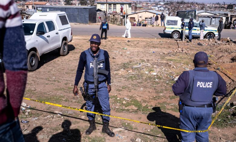 Νότια-Αφρική:-Ανθρωποκυνηγητό-για-τους-δράστες-ένοπλης-επίθεσης-με-εννέα-νεκρούς