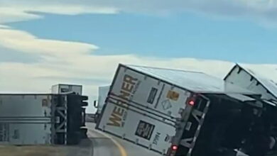 ΗΠΑ:-Πανίσχυροι-άνεμοι-«χτυπούν»-το-Γουαϊόμινγκ-–-Νταλίκα-18,6-τόνων-ανατράπηκε-σε-αυτοκινητόδρομο