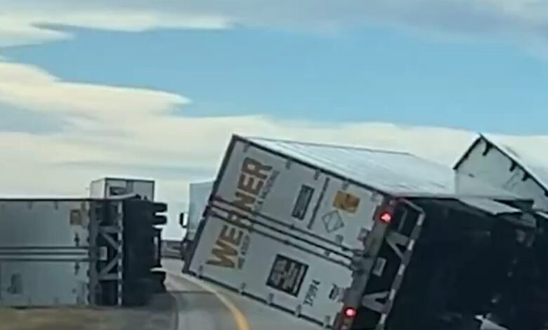 ΗΠΑ:-Πανίσχυροι-άνεμοι-«χτυπούν»-το-Γουαϊόμινγκ-–-Νταλίκα-18,6-τόνων-ανατράπηκε-σε-αυτοκινητόδρομο