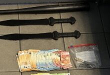 Αμπελόκηποι:-Έρευνα-της-ΕΛΑΣ-οδήγησε-σε-σπίτι-με-κάνναβη,-ρόπαλα-και-σπαθιά-–-31χρονος-πέταξε-τσάντα-με-ναρκωτικά-από-το-μπαλκόνι