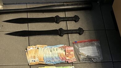 Αμπελόκηποι:-Έρευνα-της-ΕΛΑΣ-οδήγησε-σε-σπίτι-με-κάνναβη,-ρόπαλα-και-σπαθιά-–-31χρονος-πέταξε-τσάντα-με-ναρκωτικά-από-το-μπαλκόνι