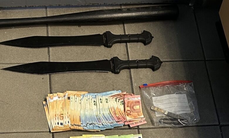 Αμπελόκηποι:-Έρευνα-της-ΕΛΑΣ-οδήγησε-σε-σπίτι-με-κάνναβη,-ρόπαλα-και-σπαθιά-–-31χρονος-πέταξε-τσάντα-με-ναρκωτικά-από-το-μπαλκόνι