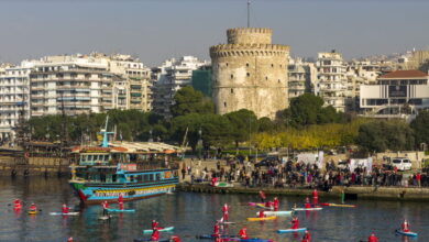 Θεσσαλονίκη:-Άη-Βασίληδες-ανέβηκαν-σε-σανίδες-και-γέμισαν-τον-Θερμαϊκό-Κόλπο-για-το-«5ο-santa-sup»