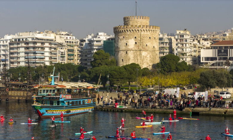 Θεσσαλονίκη:-Άη-Βασίληδες-ανέβηκαν-σε-σανίδες-και-γέμισαν-τον-Θερμαϊκό-Κόλπο-για-το-«5ο-santa-sup»