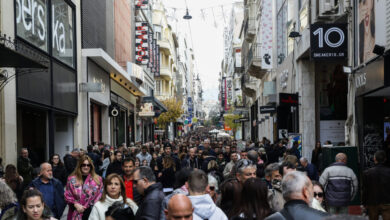 «Βούλιαξαν»-από-κόσμο-τα-καταστήματα-στην-Ερμού:-Χιλιάδες-ψώνισαν-τα-δώρα-των-Χριστουγέννων-–-Δείτε-βίντεο