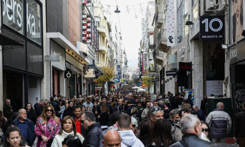 «Βούλιαξαν»-από-κόσμο-τα-καταστήματα-στην-Ερμού:-Χιλιάδες-ψώνισαν-τα-δώρα-των-Χριστουγέννων-–-Δείτε-βίντεο