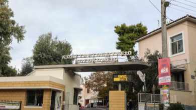 Μενίδι:-Νεκρή-η-οδηγός-που-έπεσε-με-το-αυτοκίνητό-της-σε-σταθμευμένο-όχημα