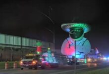 spacex:-Σε-χριστουγεννιάτικο-κλίμα-το-starbase-–-Λαμπιόνια-και-στολίδια-σε-πυραύλους-και-οχήματα