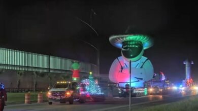 spacex:-Σε-χριστουγεννιάτικο-κλίμα-το-starbase-–-Λαμπιόνια-και-στολίδια-σε-πυραύλους-και-οχήματα