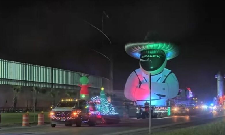 spacex:-Σε-χριστουγεννιάτικο-κλίμα-το-starbase-–-Λαμπιόνια-και-στολίδια-σε-πυραύλους-και-οχήματα