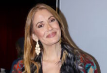 Γιώτα-Τσιμπρικίδου:-Ποζάρει-σε-χριστουγεννιάτικο-δέντρο-και-αποκαλύπτει-ότι-είναι-έγκυος-σε-κορίτσι